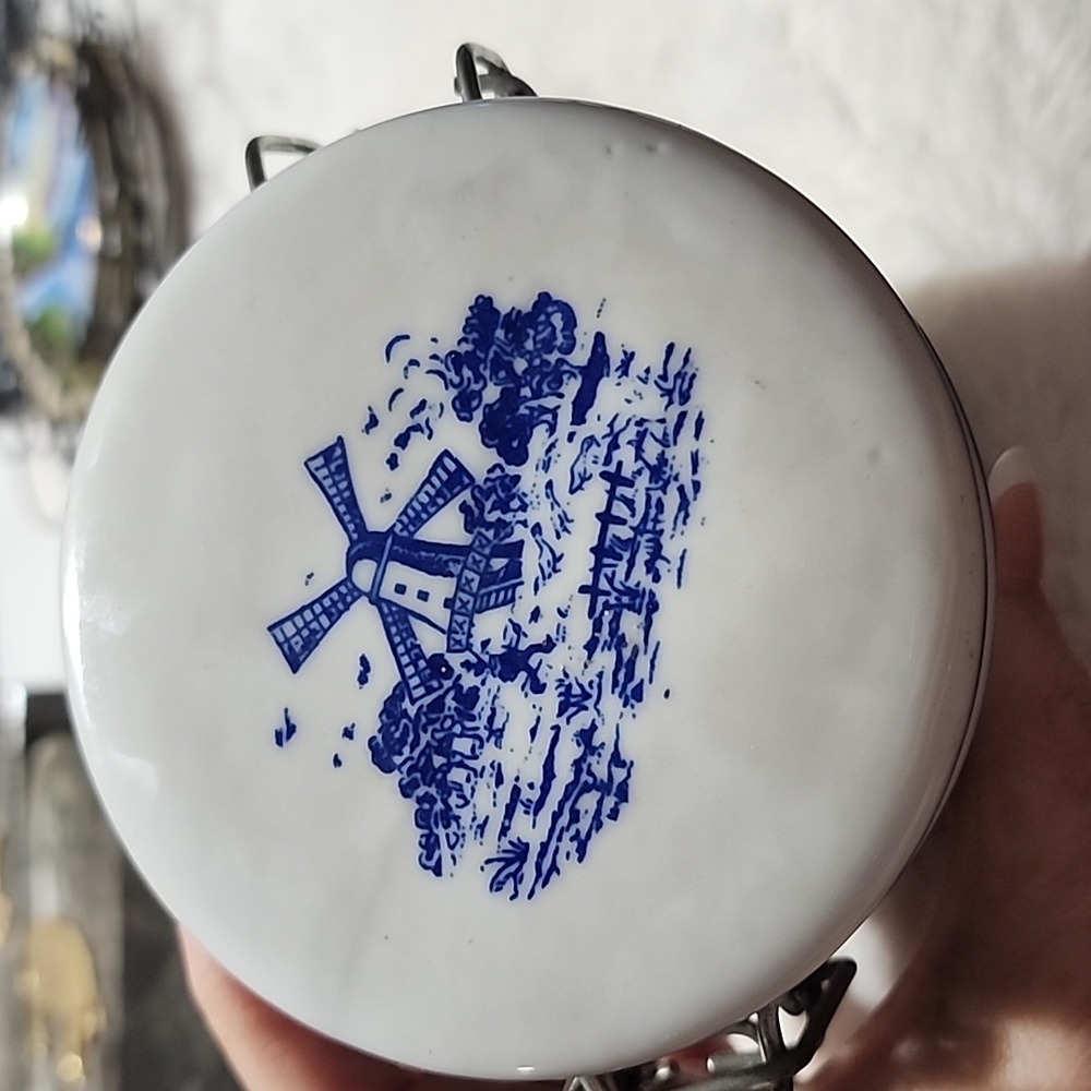 CERAMIC  TELEFLORA  DELFT WINDMILL CROCK WITH  METAL  SNAP HINGED LID. - Picture 2 of 7